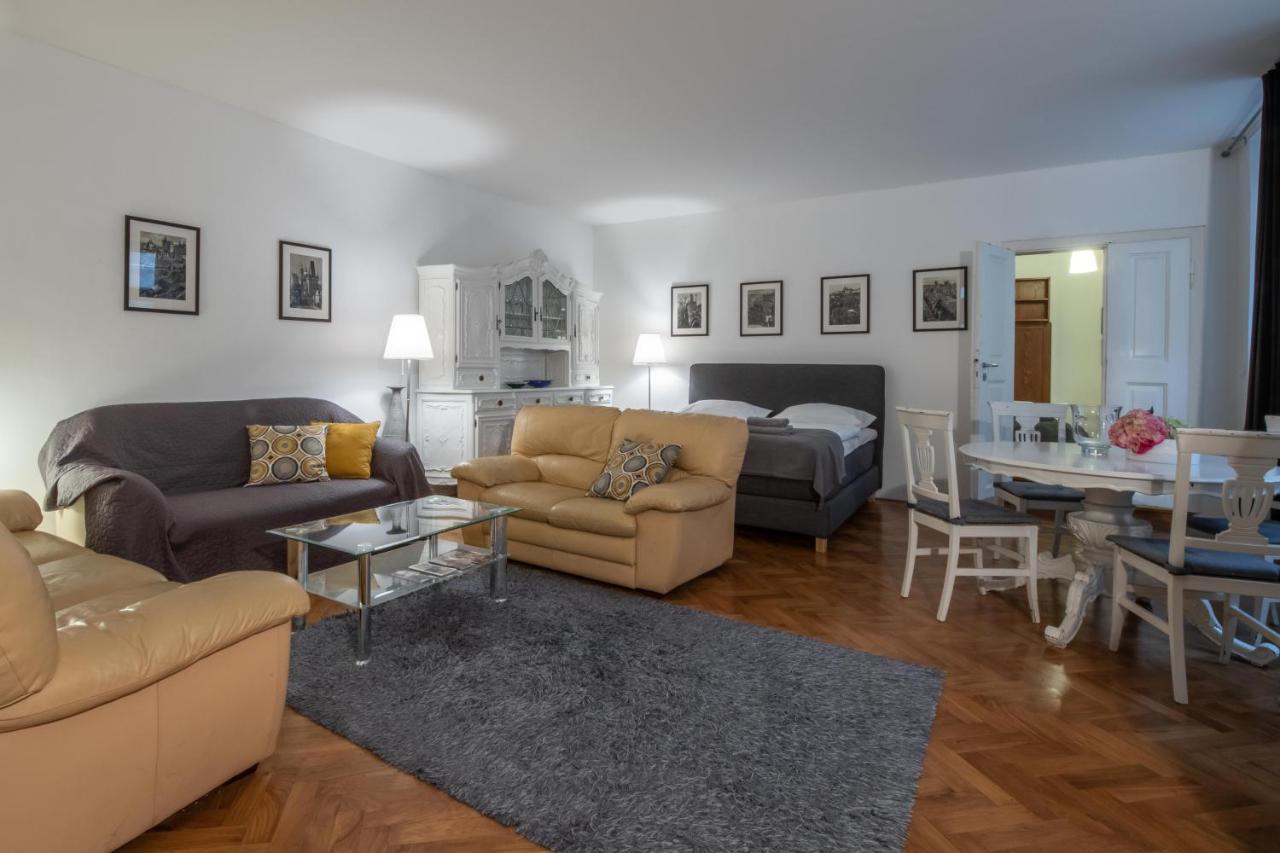 Apartman Carolinum Apartment Praha Bagian luar foto