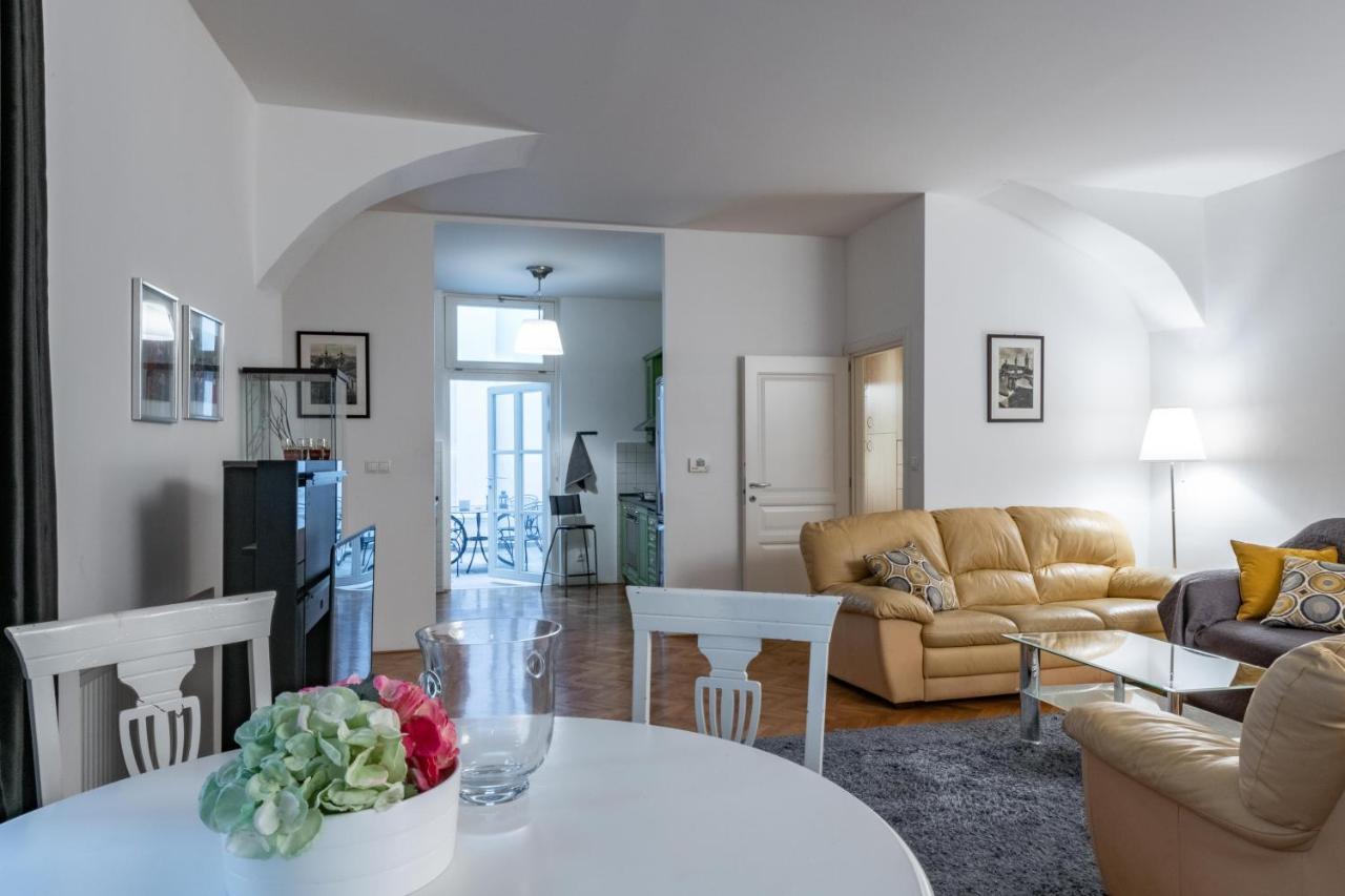 Apartman Carolinum Apartment Praha Bagian luar foto