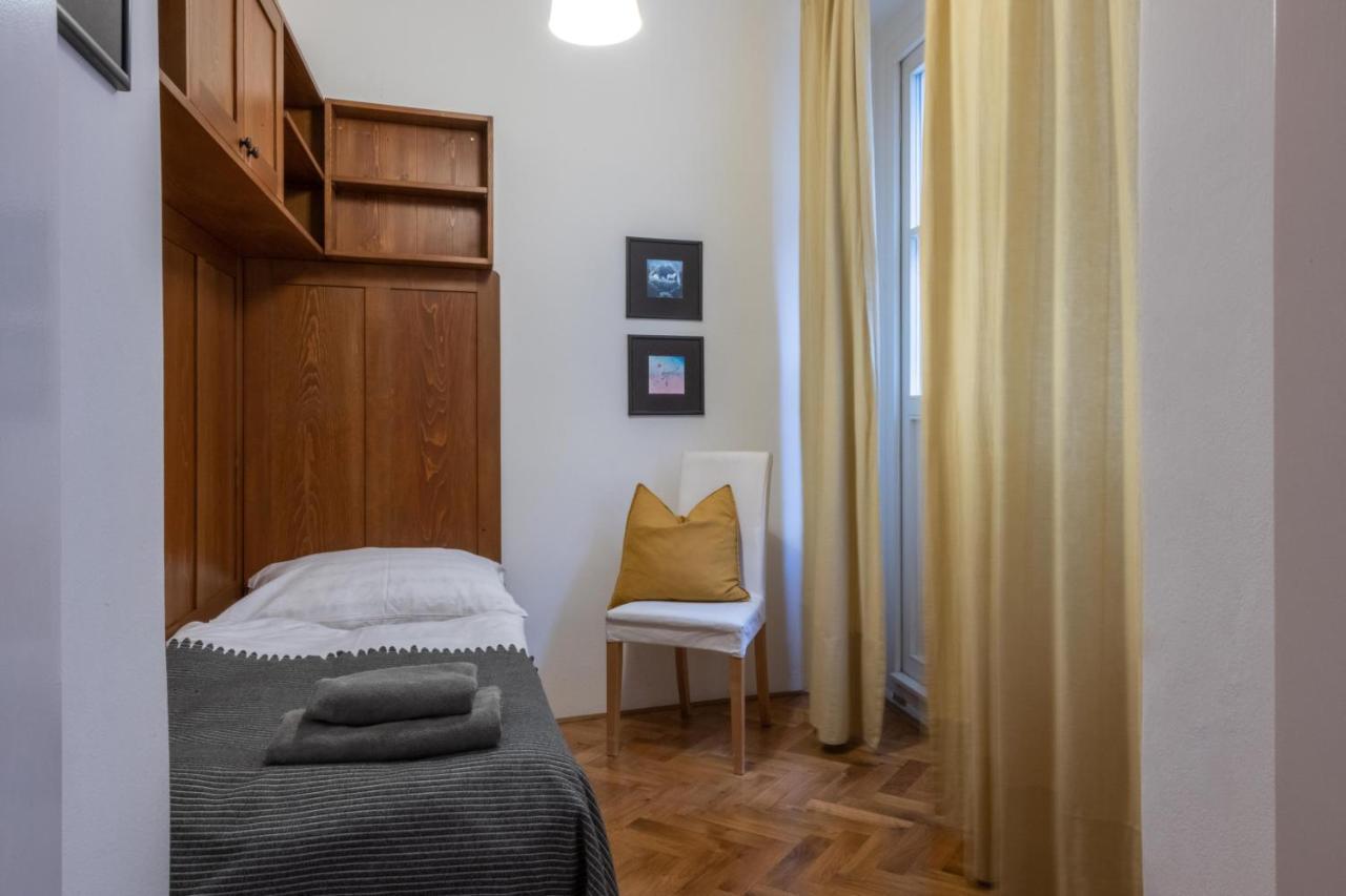 Apartman Carolinum Apartment Praha Bagian luar foto