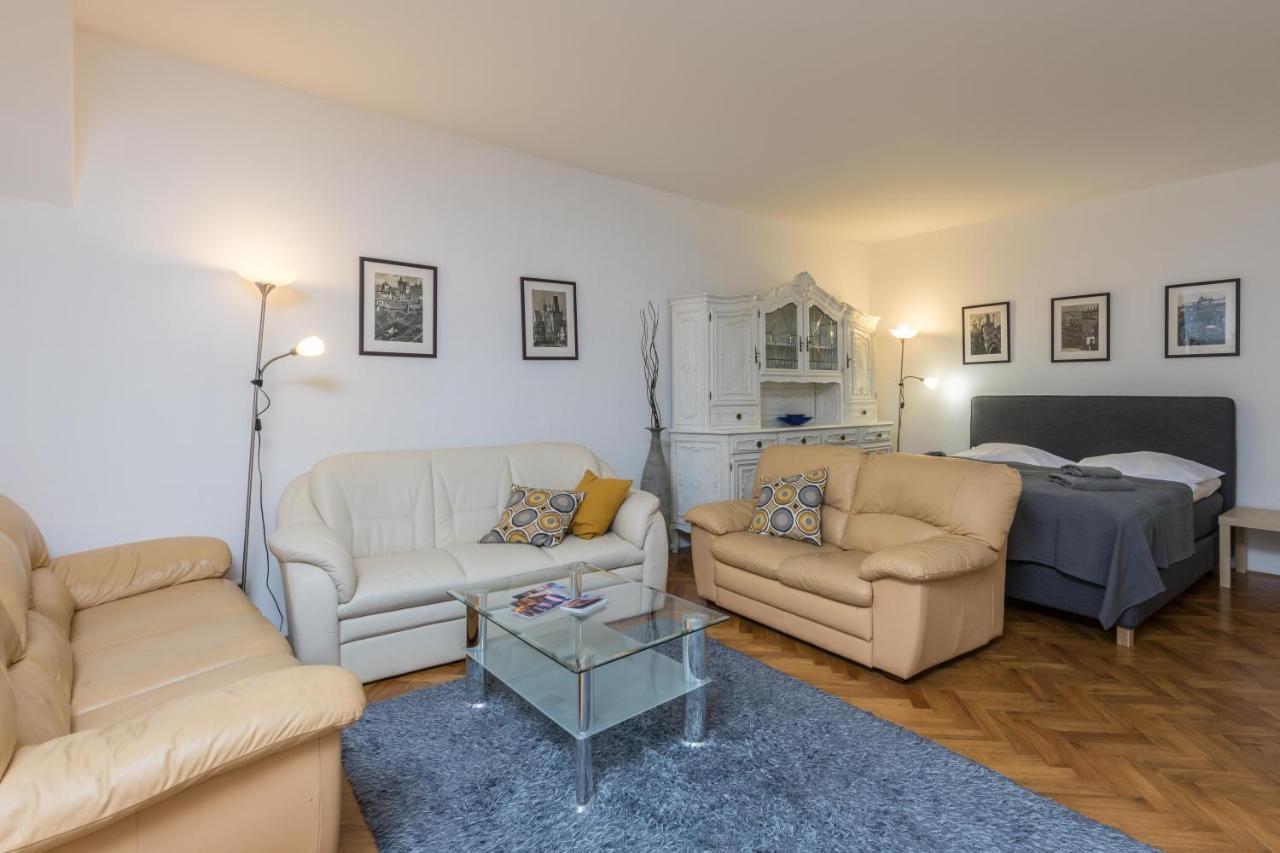 Apartman Carolinum Apartment Praha Bagian luar foto